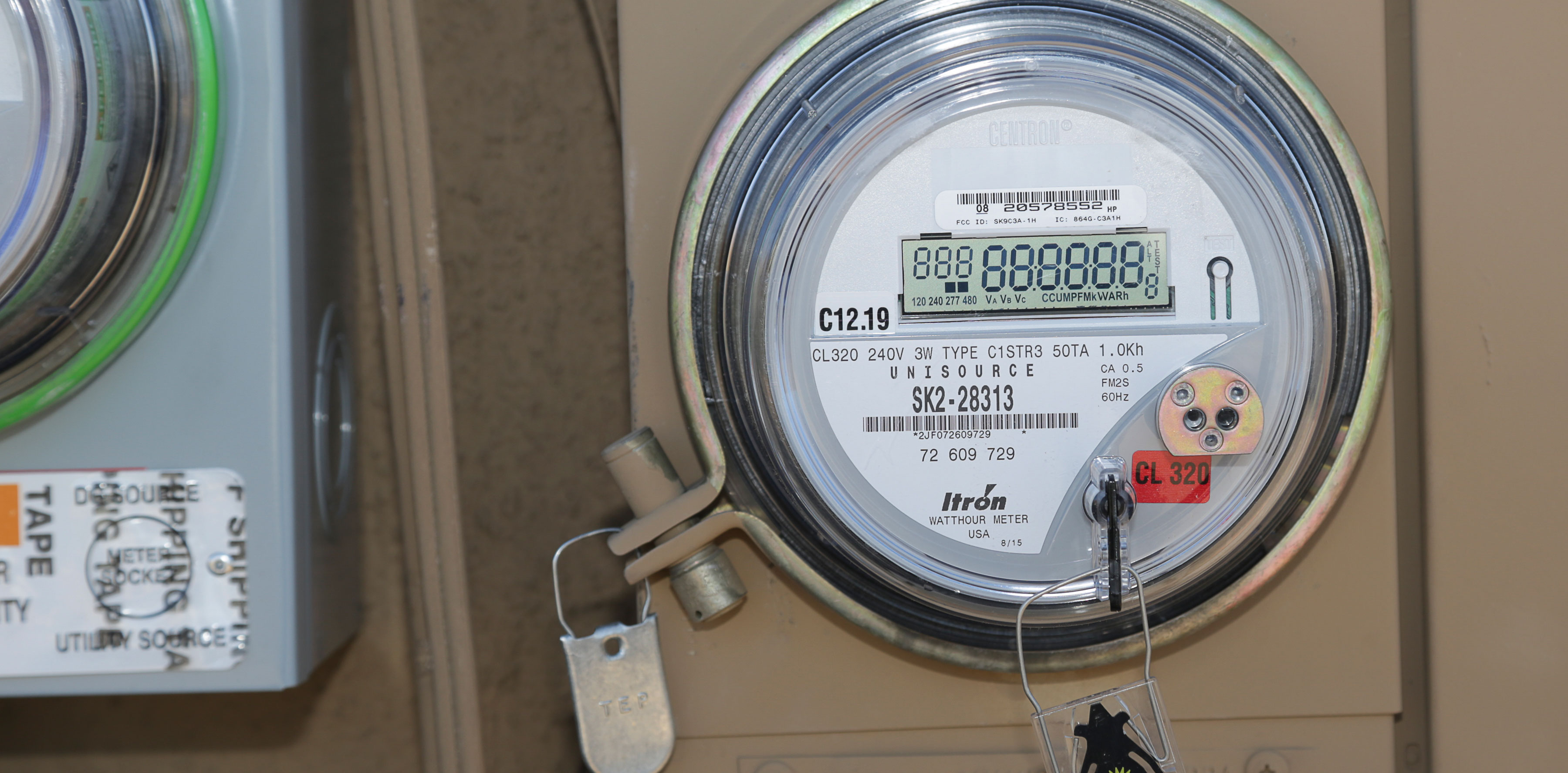how to use a voltage meter